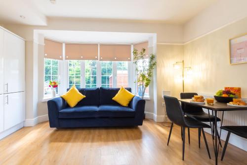 Two-Bedroom Apartment room in 2 Bedroom Apartments By Smart Apartments Short Lets & Serviced Accommodation Apartment Southampton With Free WiFi