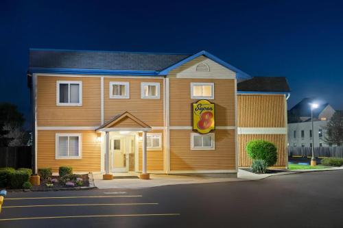 Super 8 by Wyndham Columbus in Columbus, USA