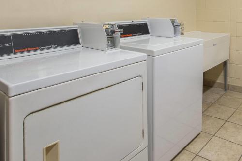 Days Inn & Suites by Wyndham Navarre Conference Center - image 14