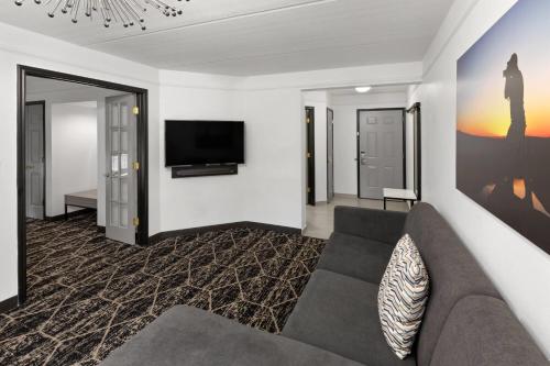La Quinta by Wyndham Houston Bush IAH South - image 10