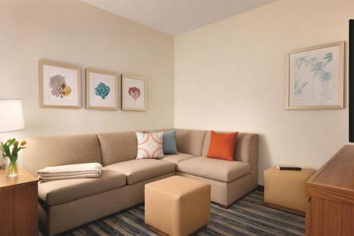 2 queen beds, 1 sofa bed