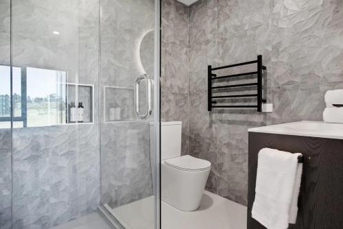 Modern Home - Close to Airport, direct views of Mangere Mountain and Ambury Farm, Auckland (photo 8)