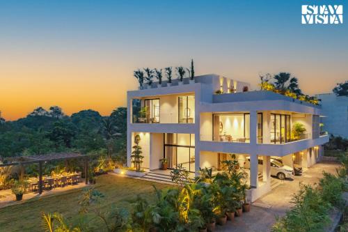 StayVista at Ember Villa - Indoor Pools & BBQ