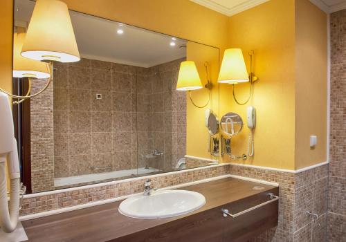 One-Bedroom Apartment with Balcony image 10