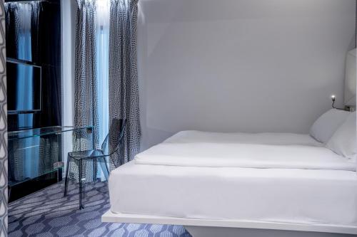 Standard Double Room (interior window facing atrium) image 4