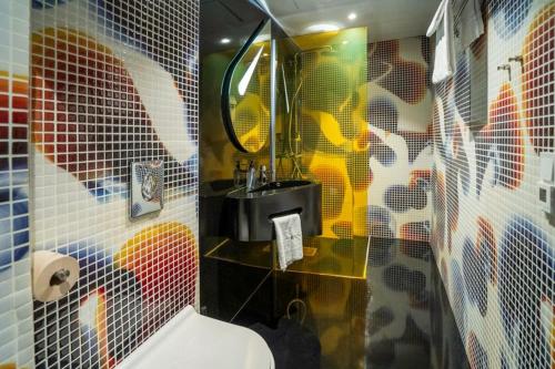 Standard Single Room (interior window facing atrium) image 4