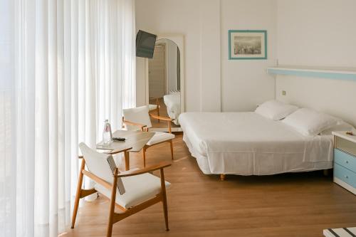 2 queen beds, 1 twin bed