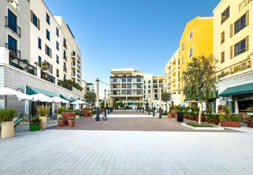 Goldbest Beachfront 2BR La Mer, Дубай (фото 4)
