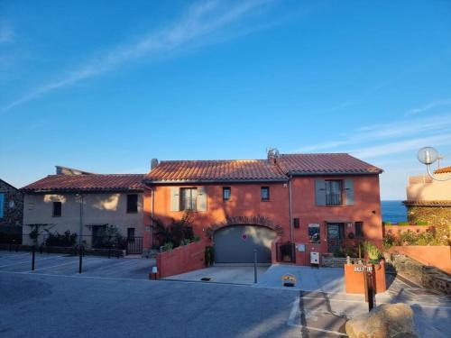 Idéal famille et amis, 2 logements en 1 maison, patio privé, parking, quartier des peintres et plages à pieds - Location saisonnière - Collioure