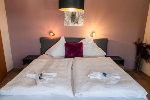 1 queen bed, 1 sofa bed