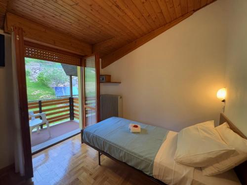 Single Room with Mountain View