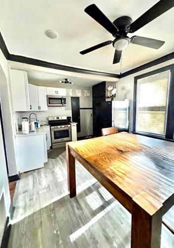 Quiet 1BR, Eat-In Kitchen, Close to Midway in West Elsdon