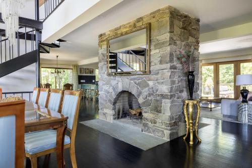 Catskill Estate epic views hot tub in 金斯頓