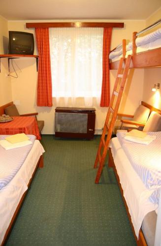 4 twin beds