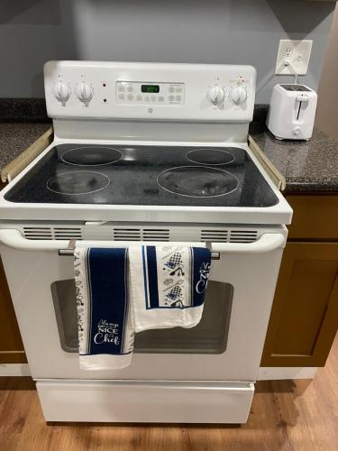 Comfy 4 Bed 1 Bath w/ Wi-fi in College Area in Springfield, USA