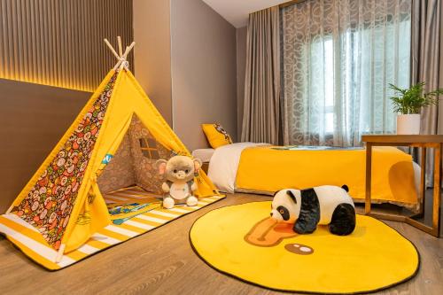 Atour X Hotel Shanghai Nanjing West Road near Jing'an Sculputure Park