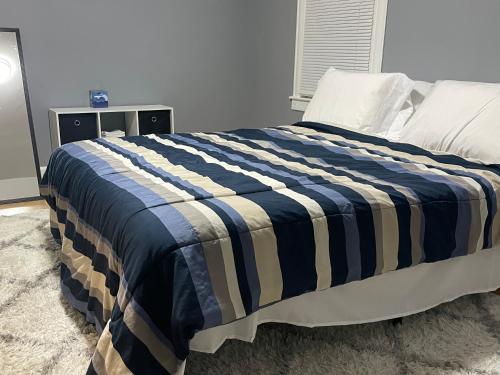 Comfy 4 Bed 1 Bath w/ Wi-fi in College Area in Springfield, USA