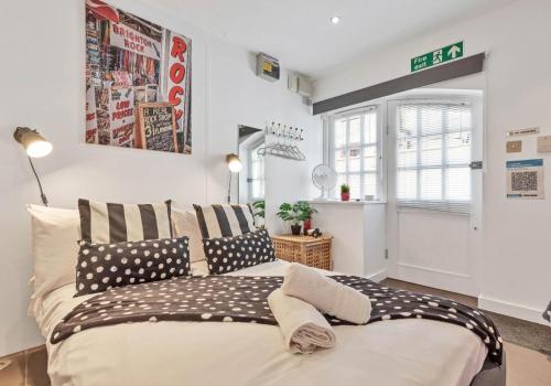 Studio Apartment image 9