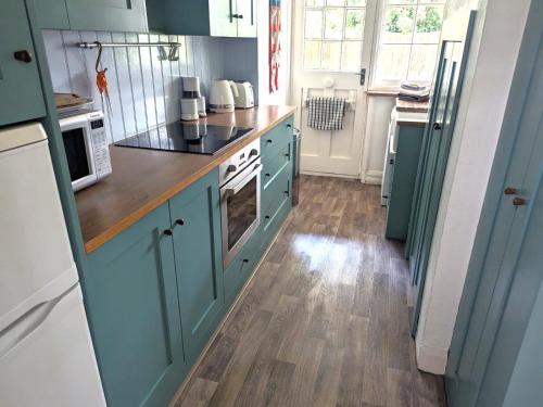 주방, Cosy Cottage with Large Garden I Semi Rural Retreat! Nearby Countryside, Beaches & Goodwood - Chiche in 이스트본