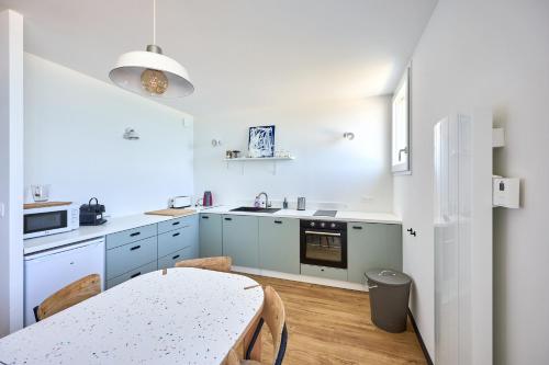 кухня, Le Nid Maritime - duplex proche de la plage in Barneville-Carteret