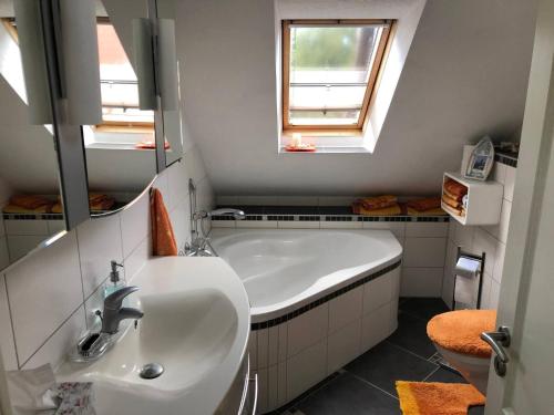 Fürdőszoba, Charming Family Retreat in Hoyerswerda, Germany in Hoyerswerda