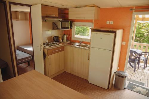 virtuve, Camping Le Pommier Rustique in Ivuāra