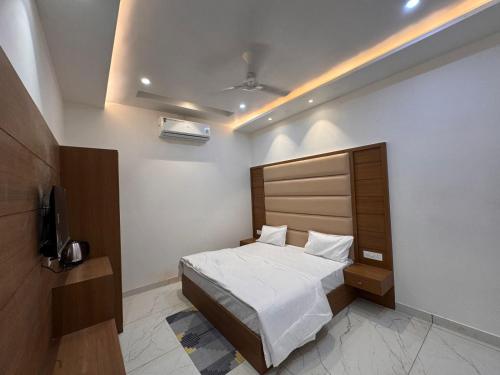 Baromas Retreat in Shivalik Nagar