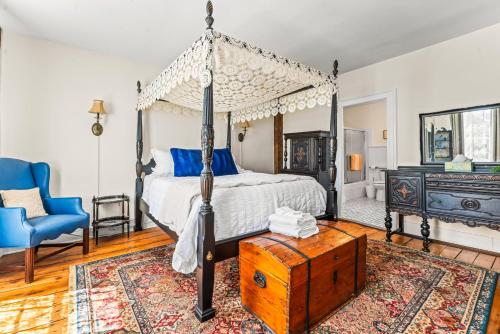 Historic Seaside Captains House Downtown Mystic