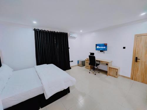 AY 10 Luxury Suites Lekki with Wifi, Heater, Cable TV, AC and Very Secured Estate in 레키