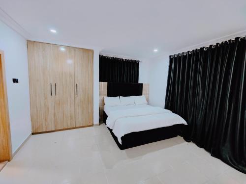 AY 10 Luxury Suites Lekki with Wifi, Heater, Cable TV, AC and Very Secured Estate in 레키