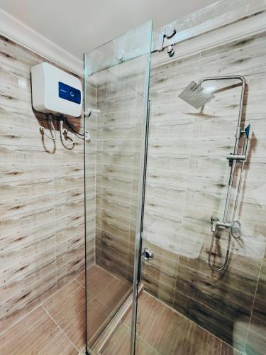 AY 10 Luxury Suites Lekki with Wifi, Heater, Cable TV, AC and Very Secured Estate in 레키