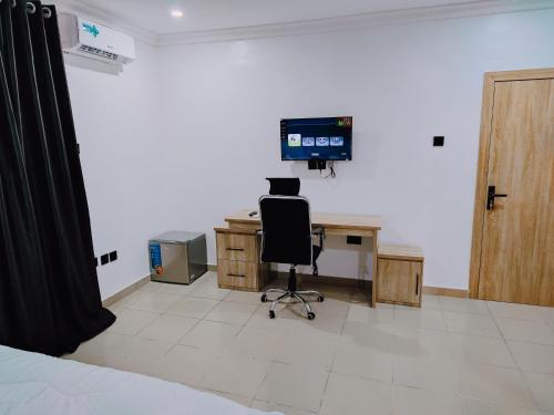 AY 10 Luxury Suites Lekki with Wifi, Heater, Cable TV, AC and Very Secured Estate in 레키