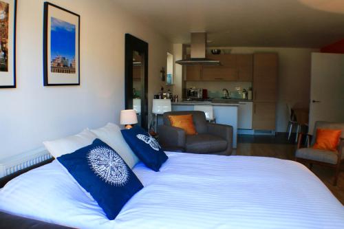 Spacious Central Family Apartment - image 5