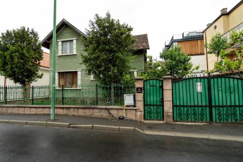 Retro Green Cottage with a Barkyard - Pet Friendly – khách sạn tại Prund-Schei