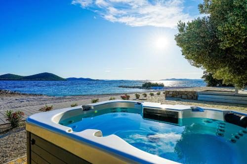 BUQEZ ECO RESORT - Beach Villa 28 - Directly by beach - Location, gîte - Drage