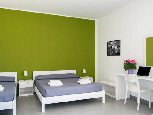 1 queen bed, 2 twin beds