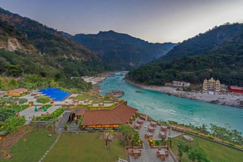 Aloha on the Ganges Ganga View with Infinity Pool 2BHK 203 by Almost Heaven, Rišikéš