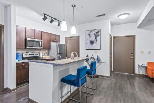 West Midtown Views - King Bed - Indoor Fireplaces in Blandtown