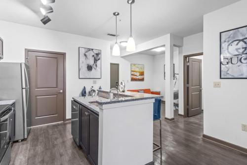 West Midtown Views - King Bed - Indoor Fireplaces in Blandtown