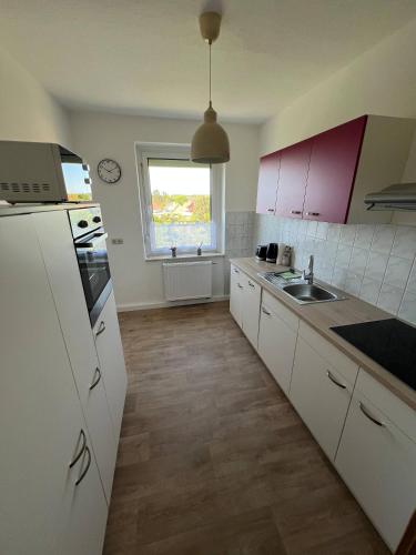 廚房, Charming 3-Room Apartment in Hoyerswerda, Lusatian Lake District in 豪雅斯維爾達