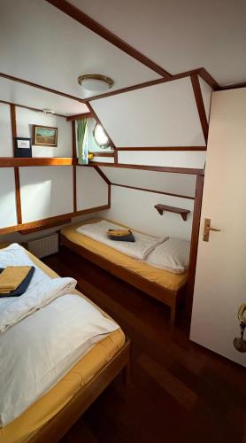 Hotelboot Zwaan – Amsterdam, NY