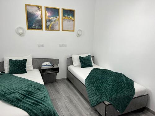 2 twin beds
