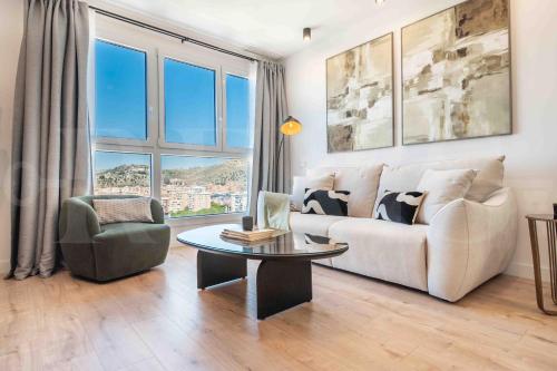 Panoramic views and pool, gym, parking REMS, Málaga
