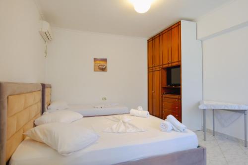 Triple Room with Balcony image 2