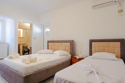 Triple Room with Balcony image 3