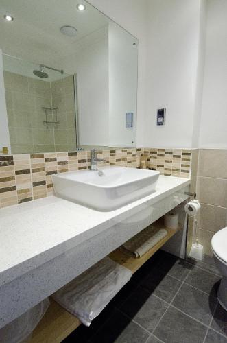 Bathroom, Seacote Hotel in St Bees (Cumbria)
