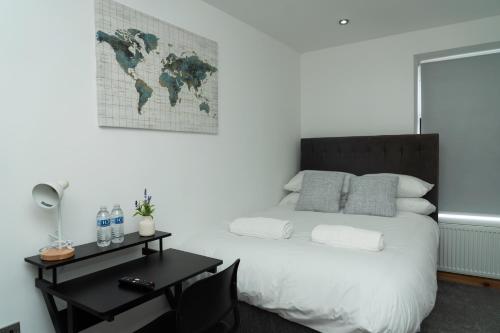 4 Bed Failsworth Home, 3 Bathrooms including Free Parking - Workspaces - Garden - Less than 10 Minute Drive to Etihad Stadium, CoOp Live - Less than 15 Minute Drive to City Centre, Manchester (fotografie 2)