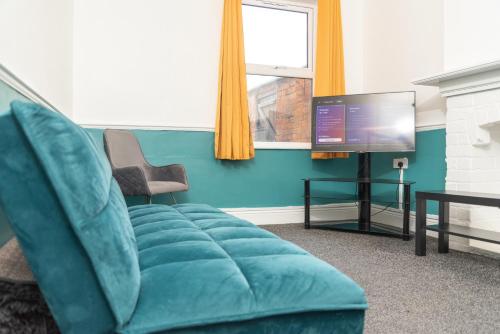 Derby Refurbed 4-Bed Home Sleeps 9 Parking