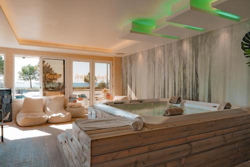 อ่างแช่น้ำร้อน, Hotel Edenia - Spa Estime&Sens in การ์ญัก