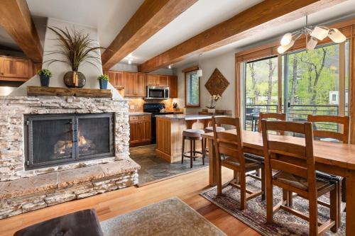 Chateau Roaring Fork 22, Mountain Chic 4-Bedroom Condo on Roaring Fork River – Walk to Downtown Aspe